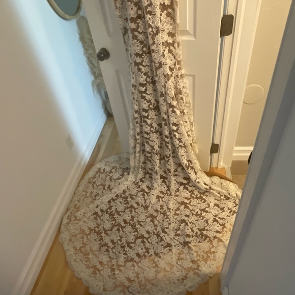 Daughter’s of Simone “Wren” wedding dress. Worn once for photos. Size Medium. - Picture 6 of 9